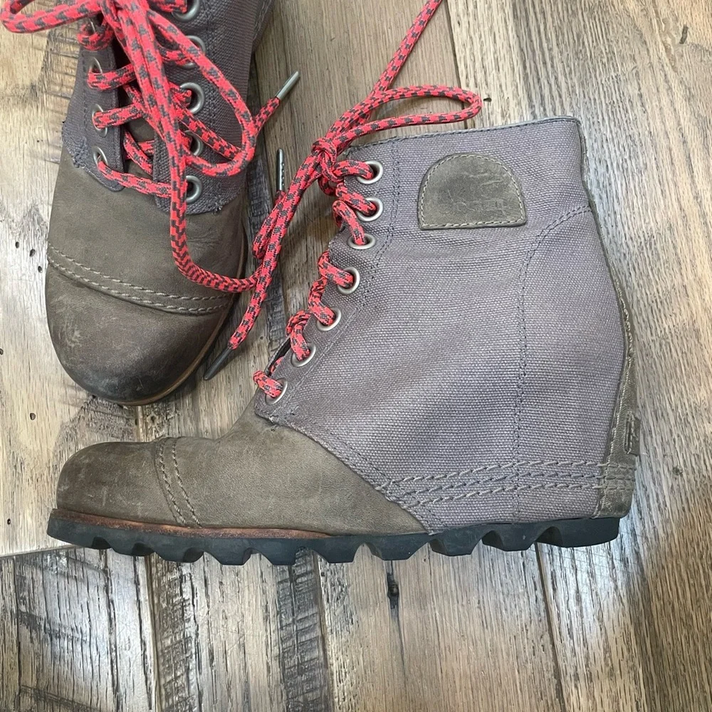 Sorel Wedge boots 7.5